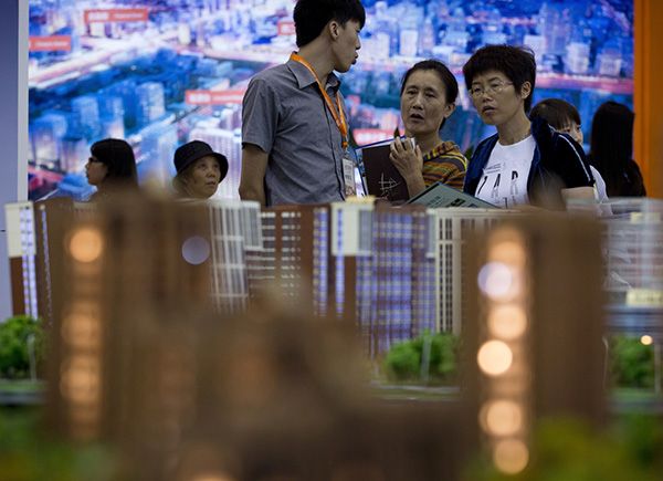北京秋季房展开幕前夕，一些开发商频频放出“大幅优惠促销”信号。  东方IC 资料 