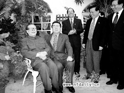  2000年2月，江泽民在顺德七巧园艺场考察时，与陪同参观的李长春等人合影留念。
