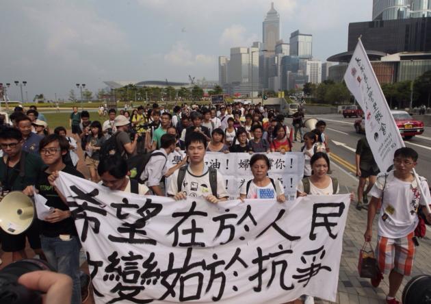 学联带领400多名学生从添马公园高举标语步行到中环，表达争取真普选的诉求。