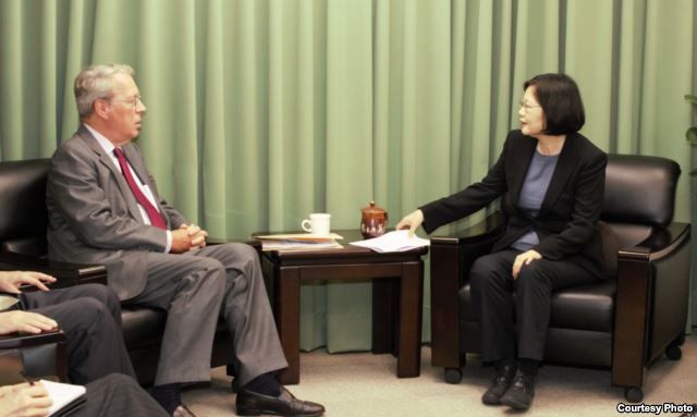民进党主席蔡英文（右）会见美国在台协会主席薄瑞光（台湾民进党提供）