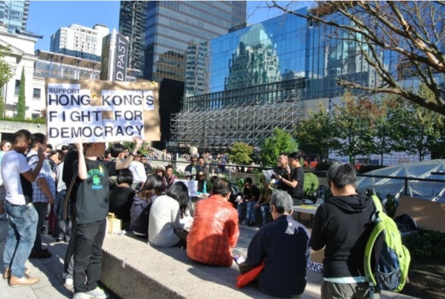27日中午，约200名香港留学生在英国伦敦发起声援香港民众争取民主的游行示威活动。