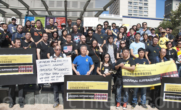 27日，旧金山联合广场近百位来自香港的移民、学生参加了当天的黄丝带声援香港公民抗命活动。