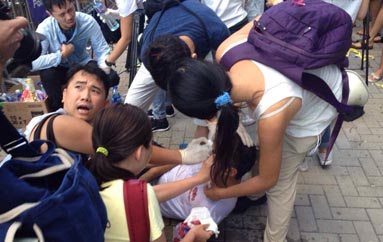 港警暴力清场镇压致学生受伤。（网络图片）