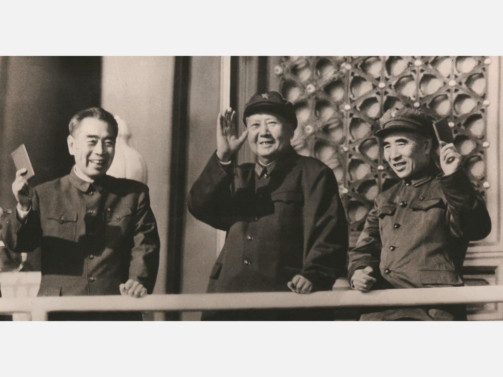 1966年，毛泽东在林彪、周恩来陪同下，在天安门城楼检阅红卫兵