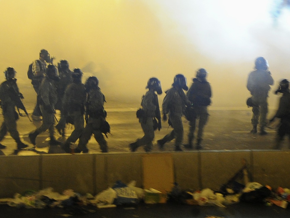 香港警方与示威民众发生冲突