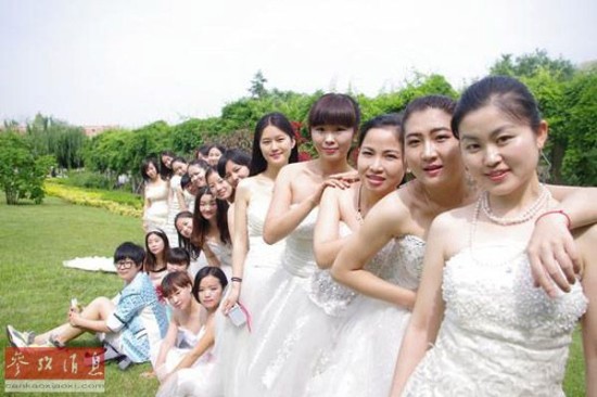 中国高校女毕业生流行穿婚纱毕业照