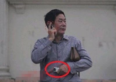  网传王某手握疑似奢侈品牌Vertu手机（红圈示）。（互联网）