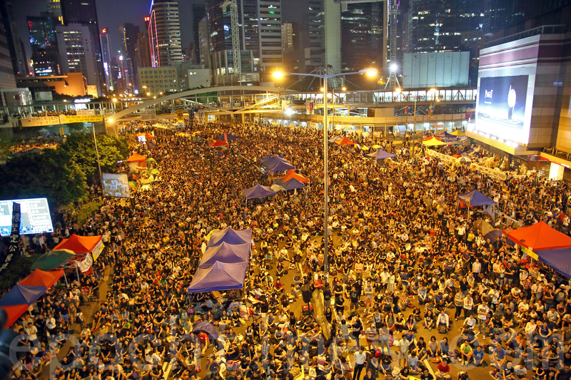 由于香港政府单方面搁置与学联的对话，10万港人10月10日晚到金钟政府总部旁集会，要求涉贪的特首梁振英下台。
