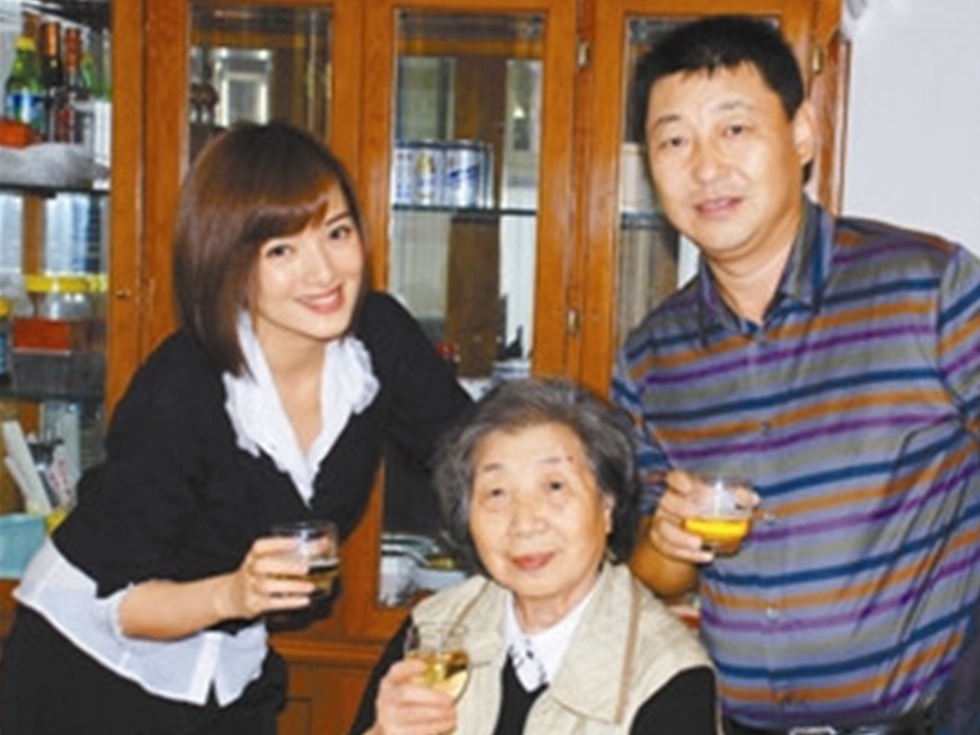 2008年10月15日习仲勋诞辰95周年，齐心与习远平、张澜澜夫妇在北京
