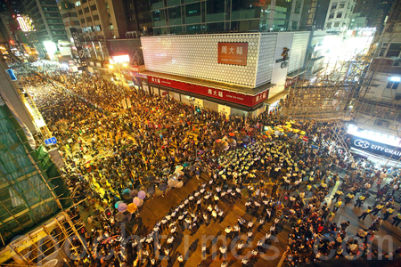 9,000名香港民众和学生不满警方强行清场，10月17日晚上聚集在旺角〝雨伞运动〞集会区，与警方发生多次推撞。警察多次施放胡椒喷雾及挥动警棍试图驱散示威者 。（网络图片）