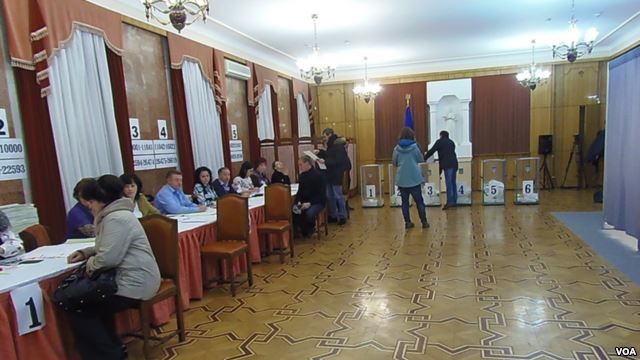 在莫斯科的乌克兰大使馆，选民们在投票。(美国之音白桦 拍摄)