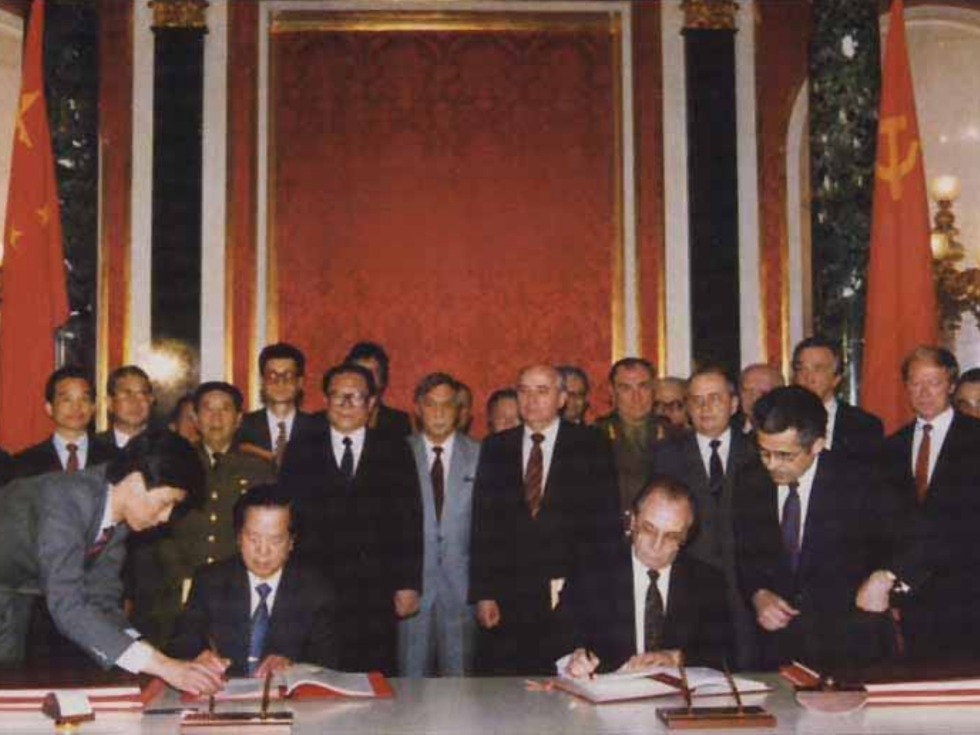1991年5月16日江泽民与戈尔巴乔夫在克里姆林宫出席中苏东段边界协定签署仪式