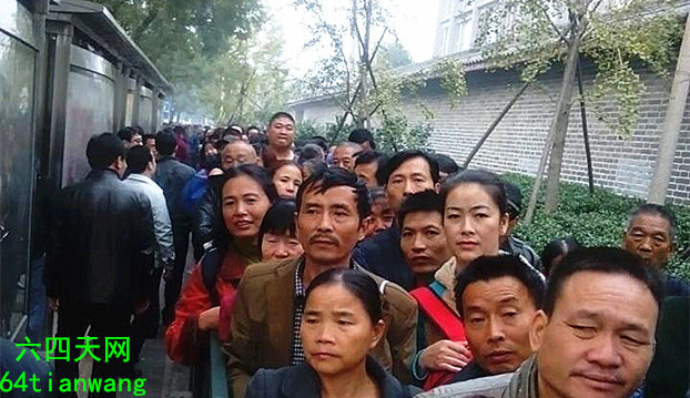 中共中央在北京举行四中全会之际，大批访民云集北京永定门的国务院，人大和中纪委的信访办公室外。（六四天网图片）