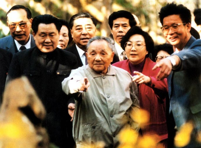 1992年1月20日，邓小平南巡在深圳仙湖植物園奇花共欣賞。