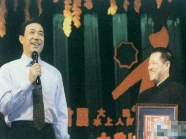 20世纪90年代，薄熙来为赵本山颁奖（网络图片）