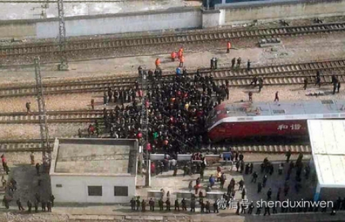 12月8日，江西南昌铁路局数百职工的子女、退伍军人由于工作安置问题，冲入南昌火车站，阻断铁路交通抗议（网络图片）