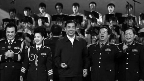 李双江夫妻与薄熙来同台唱红歌的照片被大陆媒体曝光（网络图片）