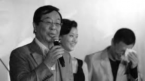 曾庆淮（左）为了支持薄熙来的“唱红打黑”，亲自策划江泽民情妇宋祖英（中）2011年10月在重庆的大型音乐会。（图片来源：新纪元）