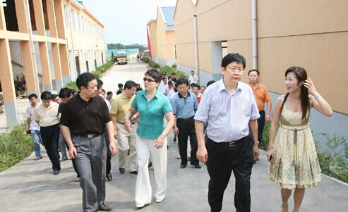 2007年，陈安众（右二）在萍乡考察。（资料图）