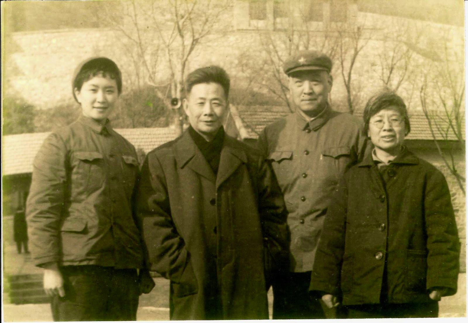 前香港新华社社长许家屯（左2），曾是陈惠敏（左1）父亲新四军部队的下属。摄于文革期间。