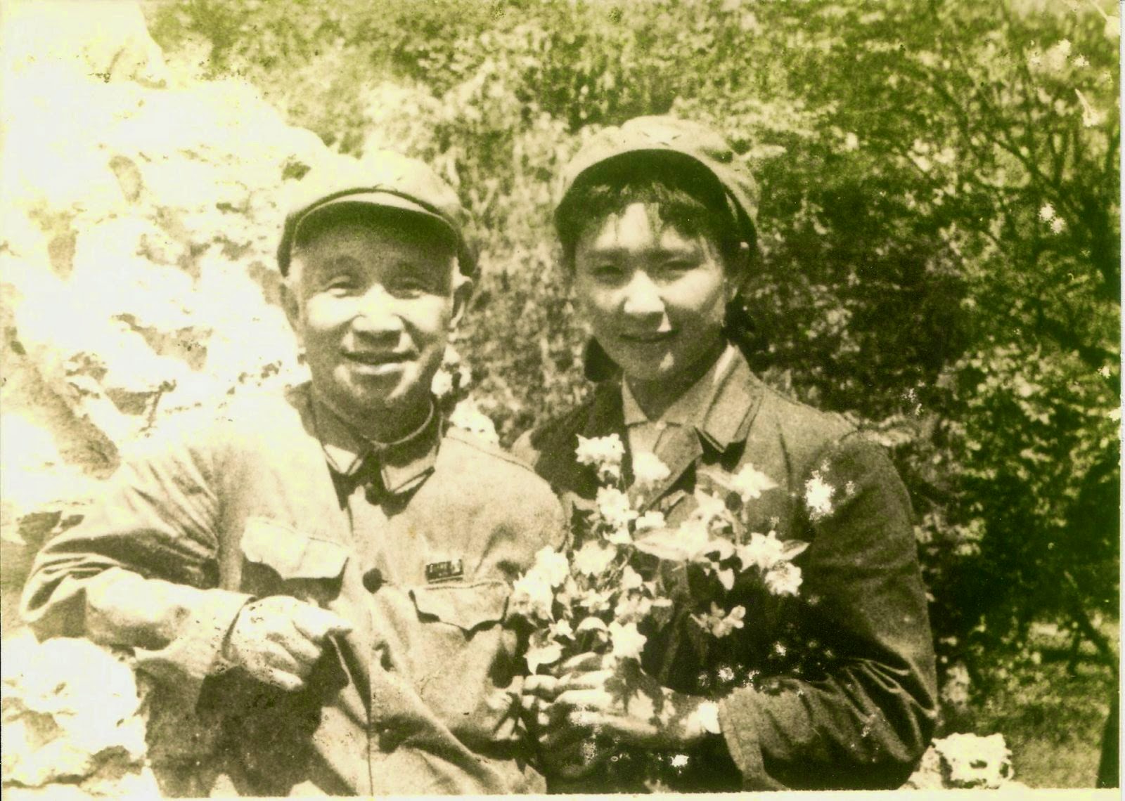 陈惠敏（右）与粟裕大将摄于文革后期。粟裕曾是陈父军中上级。