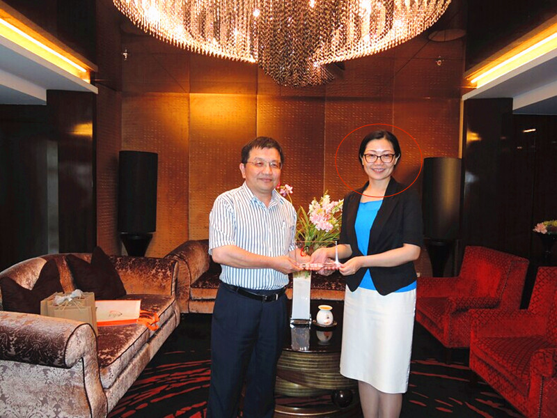 网传季建业情妇之一、中共扬州市委副秘书长、市接待办主任马宁(右)。(网络图片)