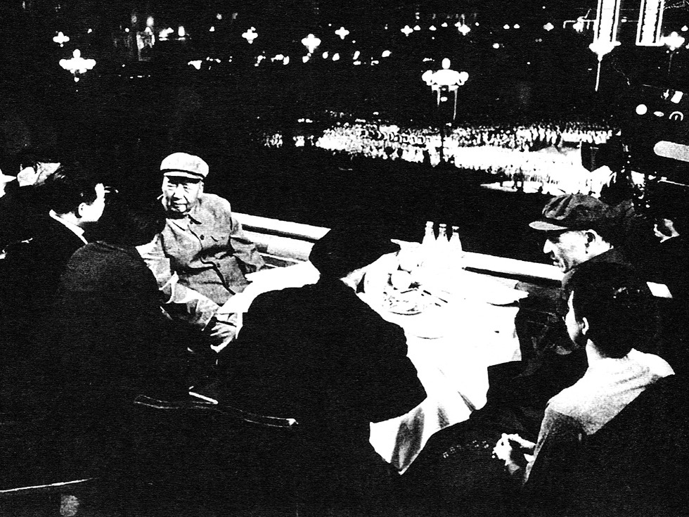 1971年5月1日，毛泽东与林彪、西哈努克亲王夫妇、董必武在天安门观赏焰火