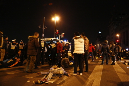 12月31日晚11点40分左右，上海外滩陈毅广场跨年的民众发生了踩踏惨剧，截止到目前为止，官方称踩踏造成36人死亡，年龄最小的仅12岁。(ChinaFotoPress/Getty Images)