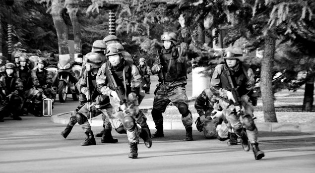 2月10日，北京卫戍区某警卫团对团应急分队进行不打招呼的拉动。