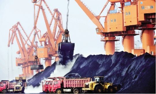 2015年1月27日，山东青岛董家口港，货轮在卸载煤炭。东方IC图