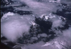 西藏上空拍摄到的龙在云层间飞翔的照片。（网络图片）
