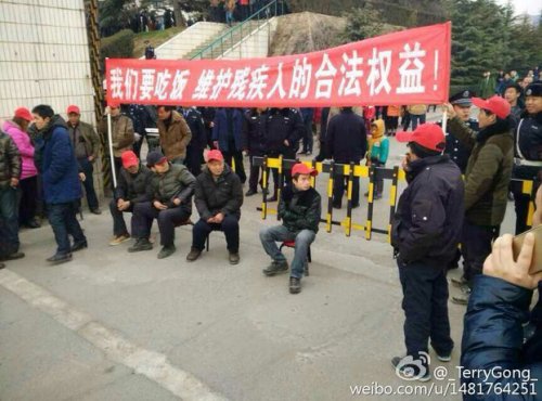 河南舞钢数千工人罢工抗议，示威工人拉起横幅。（网络图片）