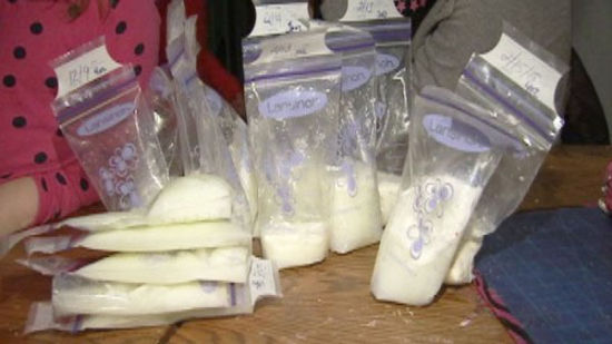 年轻母亲出售多余奶水每月可获得1200美元的额外收入。年轻母亲出售多余奶水每月可获得1200美元的额外收入。