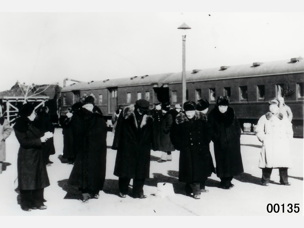 1950年2月，毛泽东结束访问苏联回国途径海拉尔车站下车散步，左起：孙维世、毛泽东、高岗、欧阳钦、叶子龙、周恩来、滕代远