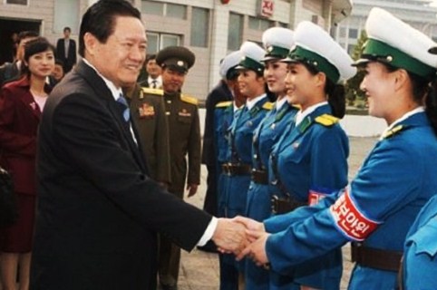 朝鲜女“兵”用双手紧紧握住周大人的手