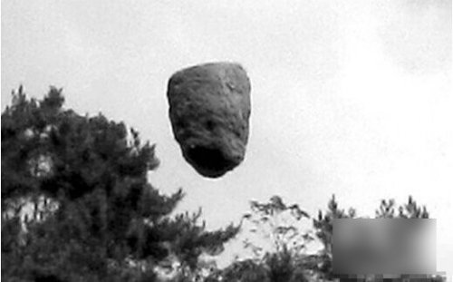 一位牛津大学的医学博士亲眼见到僧人让巨石自动腾空250米。（网络图片）