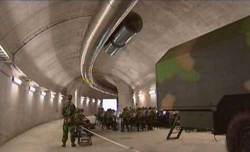 二炮部队在地下隧道中训练