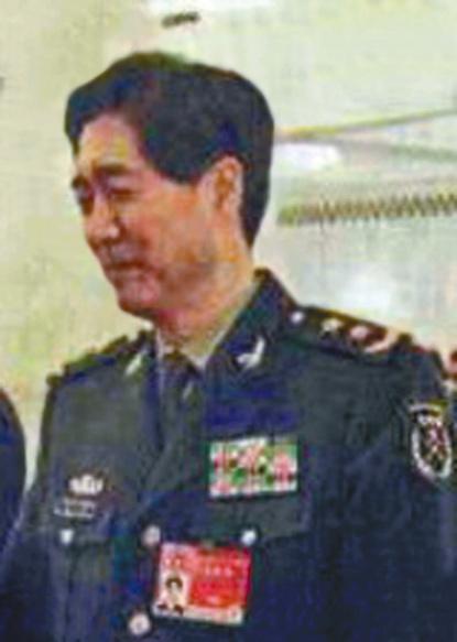 港记者拍到戎装曹清中将的臂章已换成「北京军区」。