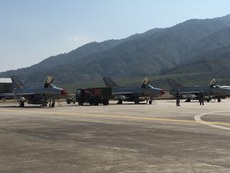 临沧机场的停机坪上停有三架中国空军的歼7战斗机和军车，有防暴警察持枪巡逻，并随机查看旅客的手机相册。(忻霖摄影)