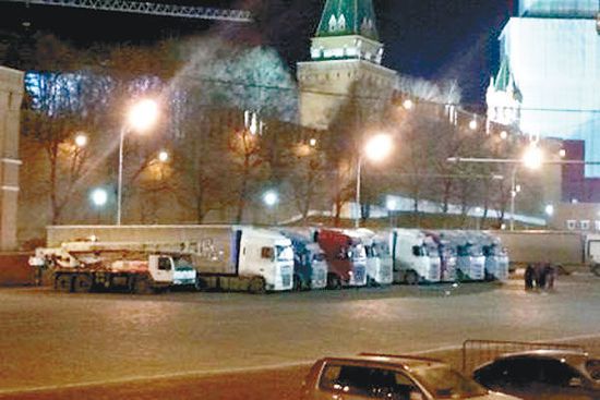 圣巴素大教堂外停泊多辆大货车，引起揣测。