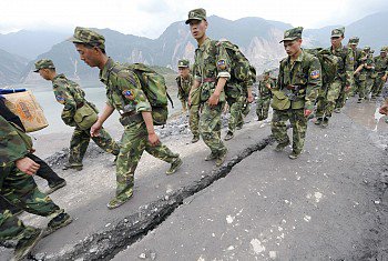 2008年汶川地震时，江泽民阻挠军队参与救灾，哪怕温家宝气得几次摔电话，也无力调动直升机和救援部队进灾区。三天后派去的10万部队，主要是去收尸和掩盖军事机密。(AFP)