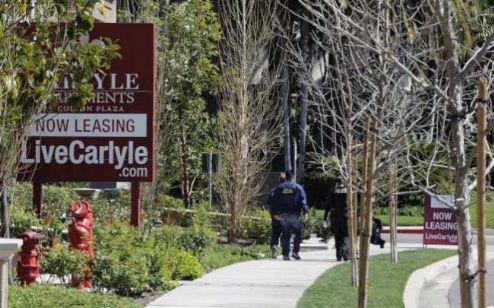 加州尔湾的Carlyle公寓设立出租招牌。(路透)