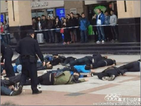 4月4日上午11时，北京王府井步行街上，约30名不明身份人躺在地上，现场有农烈的农药味。（网络图片）