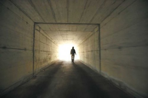 我忽然坠入一个黑暗的隧道，想停停不住，想回回不去，想喊喊不出，试图挣扎却做不到。(网络图片)