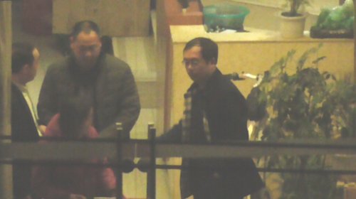 湖南益阳赫山区法院庭长曹德钦带神秘女子开房的举报视频截图。（网络图片）
