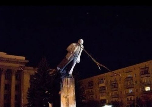 在乌克兰，人民自发上街，捣毁前共产党时期树立的雕像。