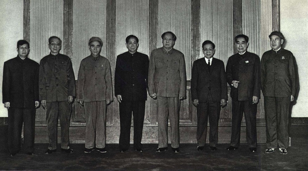 1970年5月11日，毛泽东、林彪、周恩来、康生、黄永胜同越南劳动党中央委员会第一书记黎笋(左四)等合影