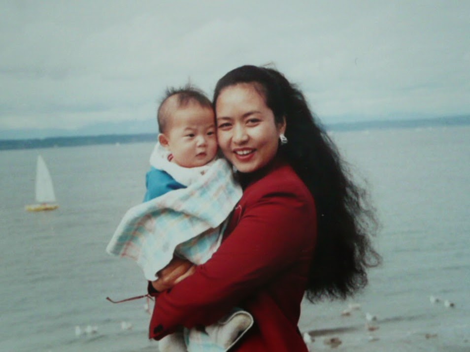 有媒体称这是彭丽媛和女儿照片，实际上这是1994年彭丽媛赴西雅图演出时与当地一个华人孩子的合影，而且这个孩子是男孩，网名“华欢笑”