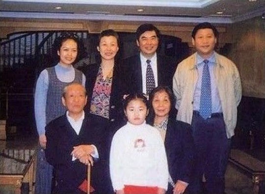 习近平(后排右一)，彭丽媛(后排左一)及女儿习明泽(前中)和家人在一起。