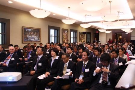 2013年7月30日，加拿大中国商会举办中加城市经济论坛会议，贾晓霞是主讲嘉宾（第一排左二）。